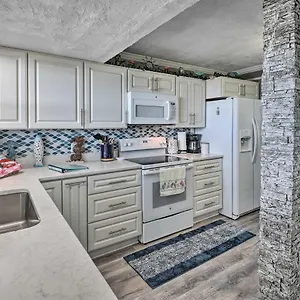 Bright Daytona With Community Pool! Apartment Daytona Beach